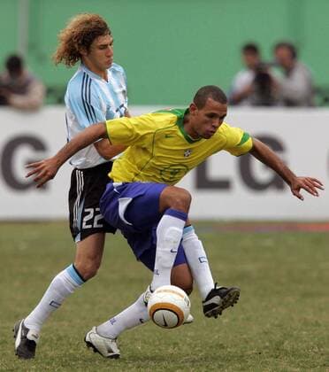 Luis Fabiano (Brasilien, re.) gegen Fabricio Coloccini (Argentinien) - VERÖFFENTLICHUNGSRECHTE NUR FÜR DEUTSCHE MEDIEN Fußball Länderspiel Herren Copa America 2004, Amerika, Südamerikameisterschaft, Südamerika Meisterschaft, Länderspiel, Vdig Gruppe Lima Dynamik,
