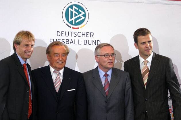Präsentation nach der DFB-Pressekonferenz, v.li.: der neue Bundestrainer Jürgen Klinsmann, DFB-Präsident Gerhard Mayer-Vorfelder, DFB-Generalsekretär Horst R. Schmidt und der neue DFB-Teammanager Oliver Bierhoff (alle Deutschland) Fußball Herren DFB-Pressekonferenz 2004, PK, Pressetermin, Vorstellung, Präsentation, Vdig Gruppe Manager Frankfurt M.