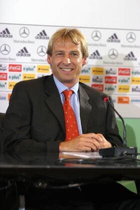 Der neue Bundestrainer Jürgen Klinsmann (Deutschland) gut gelaunt während seiner Vorstellung auf der Pressekonferenz Fußball Herren DFB-Pressekonferenz 2004, PK, Pressetermin, Vorstellung, Präsentation, Vdig Einzelbild Frankfurt M.