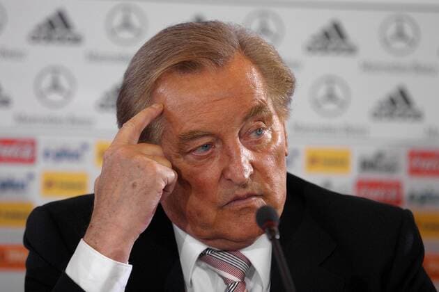 DFB-Präsident Gerhard Mayer-Vorfelder (Deutschland) nachdenklich während der Pressekonferenz zur Vorstellung des neuen Bundestrainers und DFB-Managers Fußball Herren DFB-Pressekonferenz 2004, PK, Pressetermin, Vorstellung, Präsentation, Vdig Einzelbild Frankfurt M. Nachdenklichkeit,