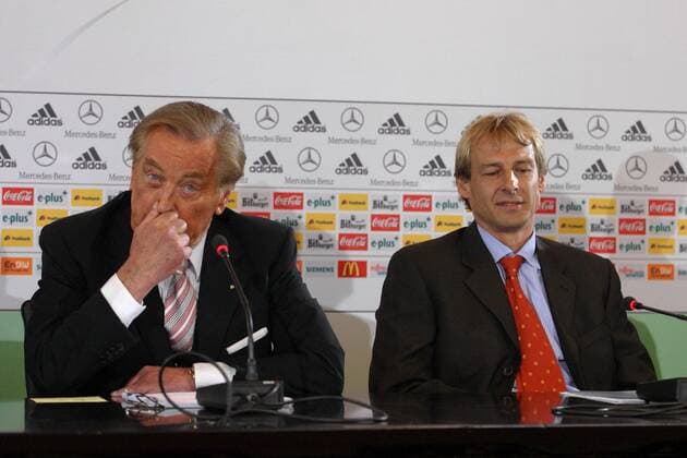 Der neue Bundestrainer Jürgen Klinsmann (re.) und DFB-Präsident Gerhard Mayer-Vorfelder (beide Deutschland) auf der Pressekonferenz Fußball Herren DFB-Pressekonferenz 2004, PK, Pressetermin, Vorstellung, Präsentation, Vdig Gruppe Frankfurt M.