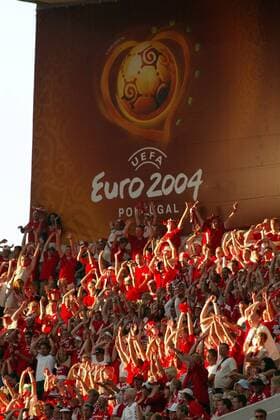Dänische Fans jubeln begeistert vor dem Logo der Euro 2004 Fußball EM Herren Euro 2004, Europameisterschaft, Länderspiel, Nationalmannschaft, Nationalteam, Viertelfinale, Vdig Totale pan6462 Porto Freude, Begeisterung  
