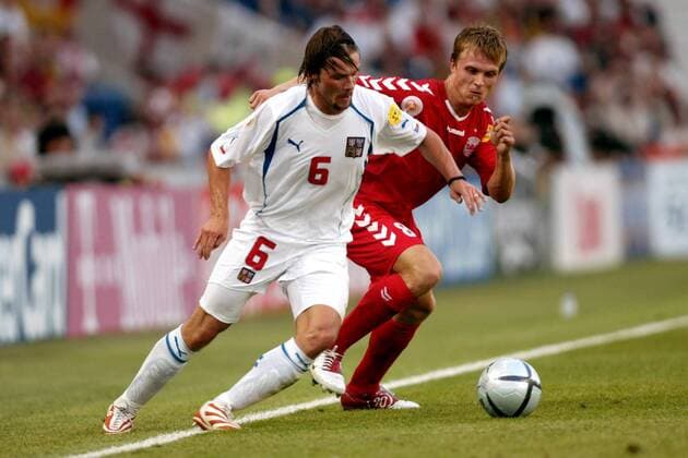 Marek Jankulovski (Tschechien, li.) gegen Jesper Grönkjaer (Dänemark) Fußball EM Herren Euro 2004, Europameisterschaft, Länderspiel, Nationalmannschaft, Nationalteam, Viertelfinale, Vdig Gruppe pan6464 Porto Dynamik,  