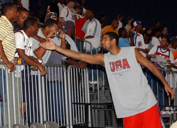 Tim Duncan (USA, re.) begrüßt seine Fans Basketball Herren Nationalmannschaft 2004, Nationalteam, Dreamteam, Training Gruppe Köln