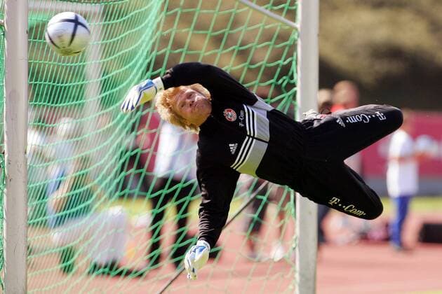 Torwart Oliver Kahn (Bayern) - Torwartparade Fußball 1. BL Herren Saisonvorbereitung 2004 2005, FC Bayern München, Vorbereitung, Training, Trainingslager Einzelbild Bonn Dynamik, Abwehr,