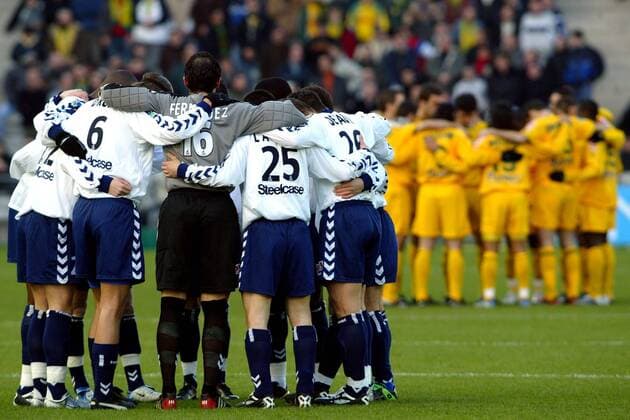 Die Mannschaften aus Nantes und Strasbourg bilden vor dem Spiel einen Mannschaftskreis Fußball Herren Ligue Une 2003 2004, 1. Französische Liga, FC Nantes - RC Strasbourg 1:1, Racing, Straßburg Totale Symbol, Feature, Aufmacher Nantes Dynamik Kameradschaft  