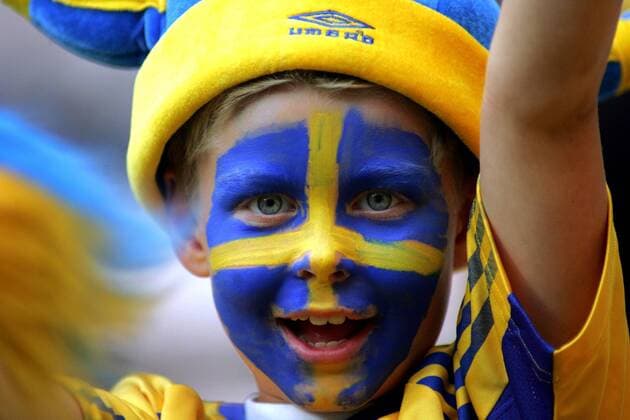 Nachwuchswikinger mit Gesichtsbemalung in den schwedischen Landesfarben Fußball EM Herren Euro 2004, Europameisterschaft, Nationalmannschaft, Nationalteam, Länderspiel, Schweden Porträt pan6393, schwedischer Porto, Gruppe C, Aufmacher Freude, Begeisterung  