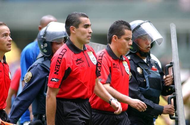 FIFA-Schiedsrichter Marco Antonio Rodriguez Moreno (Mexiko) läuft mit seinen Assistenten unter Polizeischutz auf Fußball Herren Saisonvorbereitung 2004 2005, Vorbereitung, Test, Testspiel, Vdig Gruppe Sicherheitskräfte, Ordnungskraft, Ordnungskräfte Mexico City, Mexiko Stadt