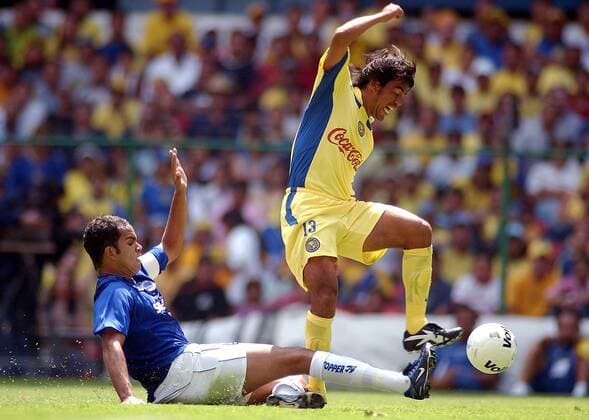 Enio (Cruzeiro, li.) gegen Pavel Pardo (America) Fußball Herren Saisonvorbereitung 2004 2005, Club America Mexico City - Cruzeiro Belo Horizonte 3:1, Vdig Gruppe Mexico City, Mexiko Stadt Dynamik,