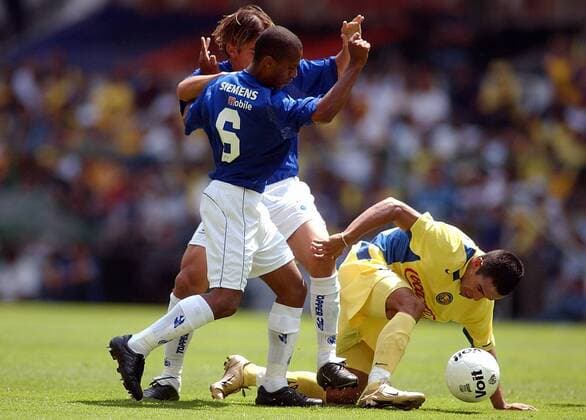Francisco Javier Torres (America, re.) setzt sich gegen zwei Gegenspieler von Cruzeiro durch Fußball Herren Saisonvorbereitung 2004 2005, Club America Mexico City - Cruzeiro Belo Horizonte 3:1, Vdig Gruppe Mexico City, Mexiko Stadt Dynamik,