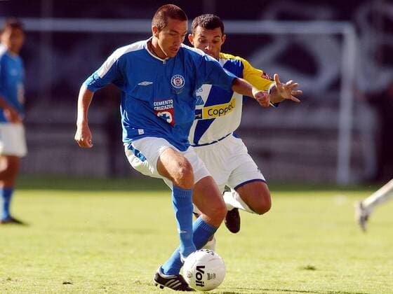 Cesareo Victorino Mungaray (Cruz Azul, li.) setzt sich gegen Roberto Chavez (Dorados de Culiacan) durch Fußball Herren Primera Division Profesional 2004 2005, 1. Mexikanische Liga, Saisonvorbereitung, Vorbereitung, Vdig Gruppe Mexico City, Mexiko Stadt Dynamik,