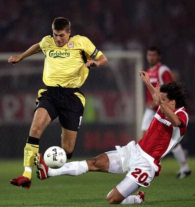 Steven Gerrard (Liverpool, li.) gegen Rene Aufhauser (GAK Graz) Fußball EC 1 Herren Champions League Qualifikation 2004 2005, GAK Graz - FC Liverpool 0:2, Vdig Gruppe Graz Dynamik, Kampf,