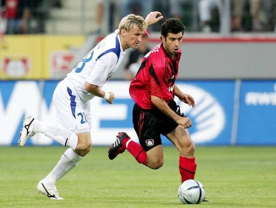 Robson Ponte (re., Leverkusen) gegen Marek Heinz (Banik Ostrau) Fußball EC 1 Herren Champions League Qualifikation 2004 2005, Bayer 04 Leverkusen - FC Banik Ostrava 5:0, Gruppe Leverkusen Dynamik,