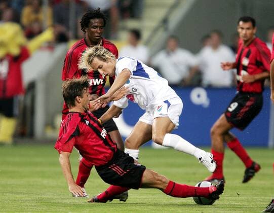 Bernd Schneider (li., Leverkusen) gegen Miroslav Matusovic (Banik Ostrau) Fußball EC 1 Herren Champions League Qualifikation 2004 2005, Bayer 04 Leverkusen - FC Banik Ostrava 5:0, Gruppe Leverkusen Dynamik,