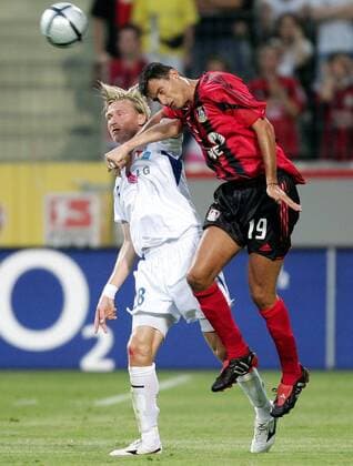 Marko Babic (re., Leverkusen) gegen Marek Heinz (Banik Ostrau) Fußball EC 1 Herren Champions League Qualifikation 2004 2005, Bayer 04 Leverkusen - FC Banik Ostrava 5:0, Gruppe Leverkusen Dynamik,