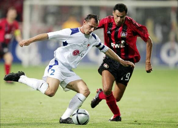 Radoslav Latal (li., Banik Ostrau) gegen Marko Babic (Leverkusen) Fußball EC 1 Herren Champions League Qualifikation 2004 2005, Bayer 04 Leverkusen - FC Banik Ostrava 5:0, Gruppe Leverkusen Dynamik,