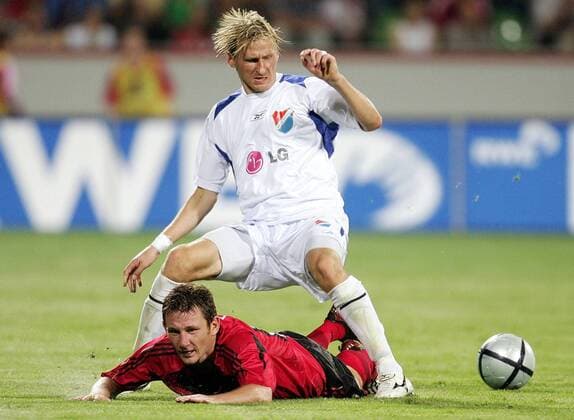 Marek Heinz (re., Banik Ostrau) steht im wahrsten Sinn des Wortes über Paul Freier (Leverkusen) Fußball EC 1 Herren Champions League Qualifikation 2004 2005, Bayer 04 Leverkusen - FC Banik Ostrava 5:0, Gruppe Leverkusen