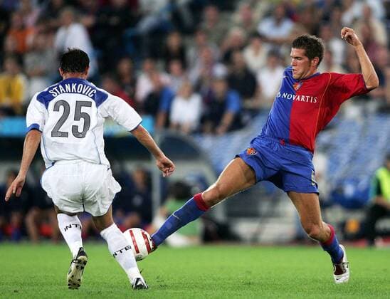 Benjamin Huggel (Basel, re.) gegen Stankovic (Inter Mailand) Fußball EC 1 Herren Champions League Qualifikation 2004 2005, FC Basel - Internazionale FC Mailand 1:1 Gruppe Basel Dynamik,