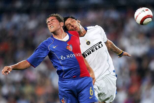 Benjamin Huggel (Basel, li.) gegen Marco Materazzi (Inter Mailand) Fußball EC 1 Herren Champions League Qualifikation 2004 2005, FC Basel - Internazionale FC Mailand 1:1 Gruppe Basel Dynamik, Kampf,