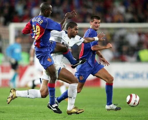 Adriano (Inter Mailand, Mitte) gegen Kleber (li.) und Mario Cantaluppi (beide Basel) Fußball EC 1 Herren Champions League Qualifikation 2004 2005, FC Basel - Internazionale FC Mailand 1:1 Gruppe Basel Dynamik,
