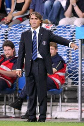 Trainer Roberto Mancini (Inter Mailand) gibt Anweisungen Fußball EC 1 Herren Champions League Qualifikation 2004 2005, Serie A, 1. Italienische Liga, Internazionale FC Mailand Einzelbild Basel