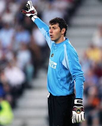 Torwart Francesco Toldo (Inter Mailand) gibt Anweisungen Fußball EC 1 Herren Champions League Qualifikation 2004 2005, Serie A, 1. Italienische Liga, Internazionale FC Mailand Einzelbild Basel