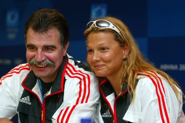 Franziska van Almsick (re.) mit Handball-Bundestrainer Heiner Brand (beide Deutschland) OS Sommer Damen Olympische Sommerspiele Athen 2004, Olympia, Olympiade, Spiele, Schwimmsport Gruppe Athen