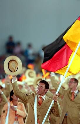 Fahnenträger Ludger Beerbaum (Deutschland) beim Einmarsch der deutschen Olympiamannschaft Pferdesport OS Sommer Herren Olympische Sommerspiele Athen 2004, Olympia, Olympiade, Spiele Einzelbild Maroussi