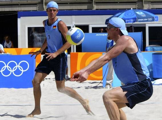 Jonas Reckermann (re.) mit einem Zuspiel auf Markus Dieckmann (beide Deutschland) Beachvolleyball OS Sommer Herren Olympische Sommerspiele Athen 2004, Olympia, Olympiade, Spiele, Beach Gruppe Faliron, Faliro Dynamik,