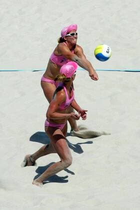 Okka Rau (hi.) mit einem Zuspiel auf Stephanie Pohl (beide Deutschland) Beachvolleyball OS Sommer Damen Olympische Sommerspiele Athen 2004, Olympia, Olympiade, Spiele, Beach Gruppe Faliron, Faliro Dynamik,