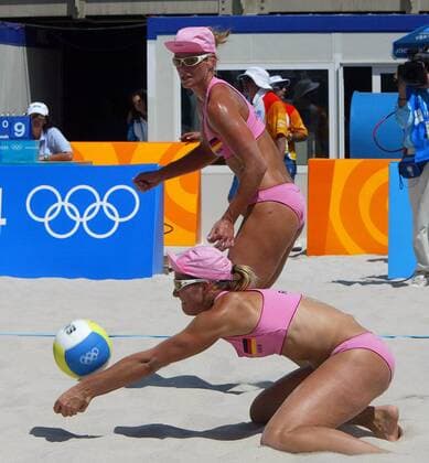 Stephanie Pohl (vorne) bei der Ballannahme, Okka Rau (beide Deutschland) schaut zu Beachvolleyball OS Sommer Damen Olympische Sommerspiele Athen 2004, Olympia, Olympiade, Spiele, Beach Gruppe Faliron, Faliro Dynamik,