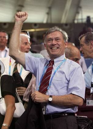 Bundespräsident Horst Köhler (CDU, Deutschland) jubelt beim olympischen Handballturnier Handball OS Sommer Herren Olympische Sommerspiele Athen 2004, Olympia, Olympiade, Spiele, Nationalmannschaft, Nationalteam Einzelbild Faliron Freude,