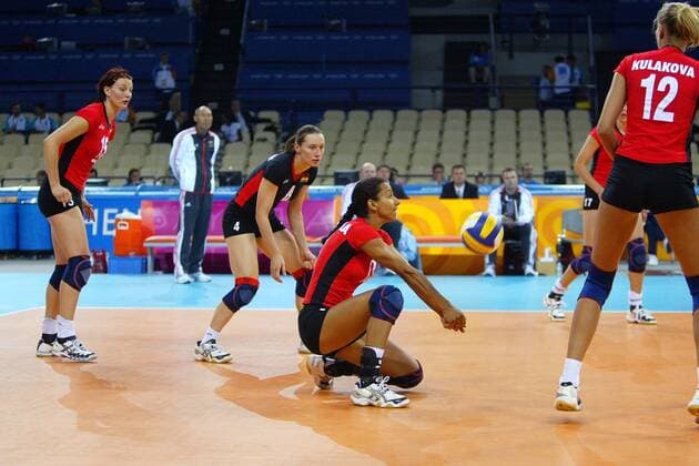 Atika Bouagaa (2.v.re.) - Ballannahme, daneben Kerstin Tzscherlich (2.v.li.) und Angelina Grün (alle Deutschland, li.) Volleyball OS Sommer Damen Olympische Sommerspiele Athen 2004, Olympia, Olympiade, Spiele, Nationalmannschaft, Nationalteam Gruppe Faliron