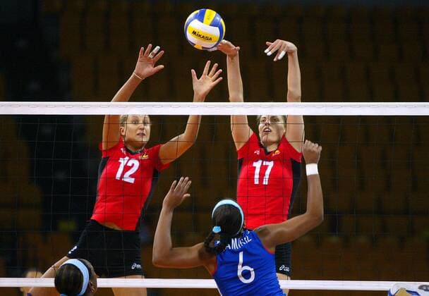 Olessya Kulakova (li.) und Birgit Thumm (beide Deutschland) - Doppelblock gegen Ramirez Echevarria (Kuba) Volleyball OS Sommer Damen Olympische Sommerspiele Athen 2004, Olympia, Olympiade, Spiele, Nationalmannschaft, Nationalteam Gruppe Faliron
