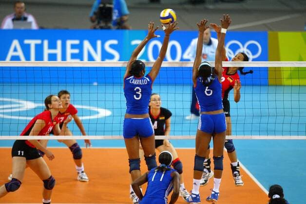 Atika Bouagaa (Deutschland, re.) - Schmetterball gegen den Doppelblock von Carillo de la Paz (li.) und Ramirez Echevarria (beide Kuba) Volleyball OS Sommer Damen Olympische Sommerspiele Athen 2004, Olympia, Olympiade, Spiele, Nationalmannschaft, Nationalteam Gruppe Faliron Dynamik,