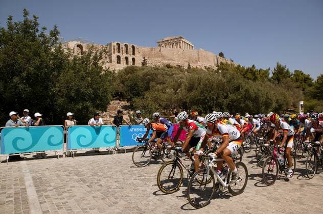 Michael Rich (Deutschland, vorn) führt das Feld auf der Dionysou Areopagitou Straße unterhalb der Akropolis an Radsport OS Sommer Herren Olympische Sommerspiele Athen 2004, Olympia, Olympiade, Spiele, Straßenradsport, Straße, Rad Totale Straßenrennen, Athen Dynamik,