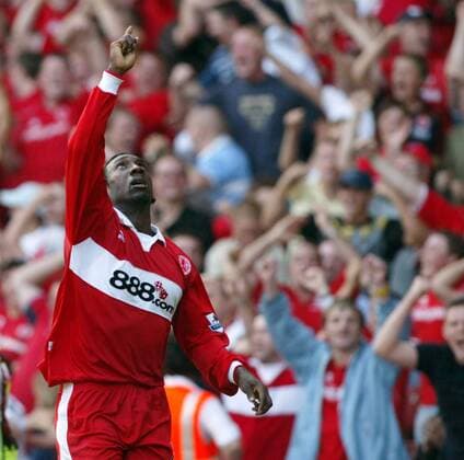 Jimmy Floyd Hasselbaink (Middlesbrough) schickt eine Danksagung nach ganz oben Fußball Herren English Premier League 2004 2005, 1. Englische Liga, FC Middlesbrough Einzelbild Jerrel, Middlesbrough Freude,