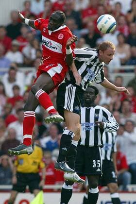 Joseph-Desire Job (Middlesbrough, li.) gegen Nicky Butt (Newcastle) Fußball Herren English Premier League 2004 2005, 1. Englische Liga, FC Middlesbrough - Newcastle United 2:2 Gruppe Middlesbrough Dynamik, Höhe, Kampf,