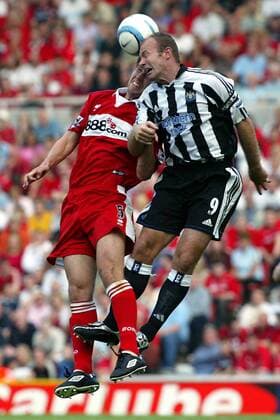 Alan Shearer (Newcastle, re.) gegen Chris Riggott (Middlesbrough) Fußball Herren English Premier League 2004 2005, 1. Englische Liga, FC Middlesbrough - Newcastle United 2:2 Gruppe Middlesbrough Dynamik, Kampf, Höhe,
