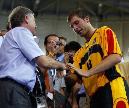 Bundespräsident Horst Köhler (CDU, li.) tätschelt die Hand von Daniel Stephan (beide Deutschland) Handball OS Sommer Herren Olympische Sommerspiele Athen 2004, Olympia, Olympiade, Spiele, Nationalmannschaft, Nationalteam Gruppe Staatsoberhaupt Faliron, Faliro