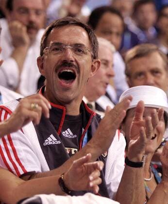 NOK-Präsident Klaus Steinbach (Deutschland) ist begeistert von dem Auftritt der deutschen Handballnationalmannschaft Handball OS Sommer Herren Olympische Sommerspiele Athen 2004, Olympia, Olympiade, Spiele Einzelbild Faliron, Faliro Freude, Begeisterung,