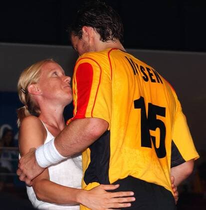 Torsten Jansen (Deutschland) nimmt die Glückwünsche seiner Frau entgegen Handball OS Sommer Herren Olympische Sommerspiele Athen 2004, Olympia, Olympiade, Spiele Gruppe Faliron