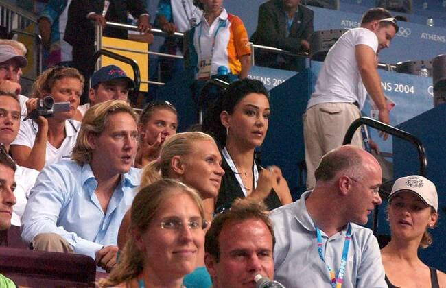Prominenter Besuch auf der Tribüne: Moderatorin Verona Poth (Deutschland) mit Ehemann Franjo Poth, davor Magdalena Brzeska (Deutschland) Handball OS Sommer Herren Olympische Sommerspiele Athen 2004, Olympia, Olympiade, Spiele, Beach Gruppe Faliron