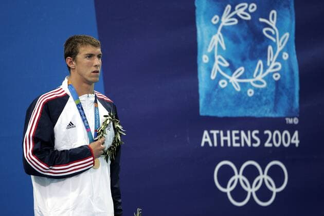 Michael Phelps (USA), Goldmedaillengewinner über 400m Lagen bei den Olympischen Spielen 2004 in Athen, während der Nationalhymne Schwimmen OS Sommer Herren Olympische Sommerspiele Athen 2004, Olympia, Olympiade, Spiele, Schwimmsport, Aufmacher Einzelbild Maroussi Freude,