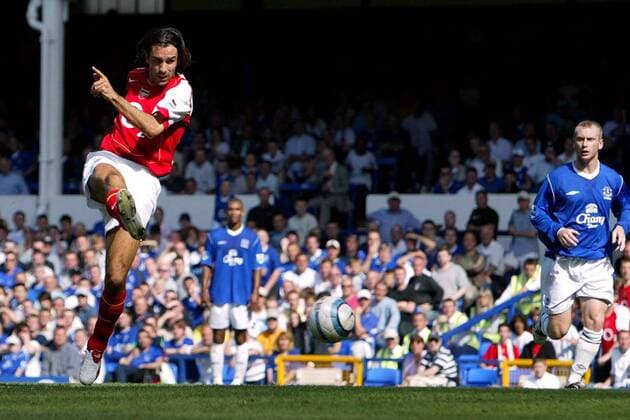 Robert Pires (Arsenal) zieht ab Fußball Herren English Premier League 2004 2005, 1. Englische Liga, FC Arsenal London Einzelbild Liverpool Dynamik,