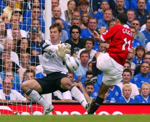 Torwart Petr Cech (Chelsea, li.) wehrt gegen Ryan Giggs (Manchester United) ab Fußball Herren English Premier League 2004 2005, 1. Englische Liga, Chelsea London - Manchester United 1:0, ManU Gruppe London Dynamik, Abwehr, Spannung,