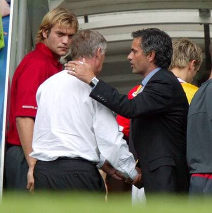 Trainer Jose Mourinho (Chelsea, re.) tröstet seinen Trainerkollegen Alex Ferguson, li. Ersatztorwart Roy Carroll (beide Manchester United) Fußball Herren English Premier League 2004 2005, 1. Englische Liga, Chelsea FC London - Manchester United 1:0, ManU Gruppe London
