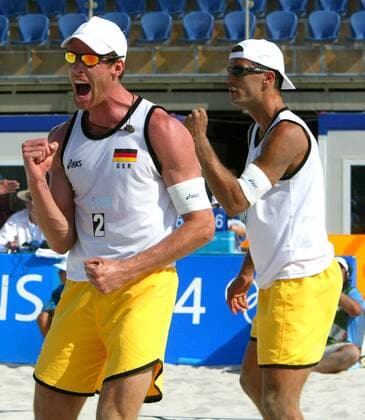 Christoph Dieckmann (vorn) und Andreas Scheuerpflug (beide Deutschland) jubeln Beachvolleyball OS Sommer Herren Olympische Sommerspiele Athen 2004, Olympia, Olympiade, Spiele, Beach Gruppe Faliro, Faliron Freude, Begeisterung,