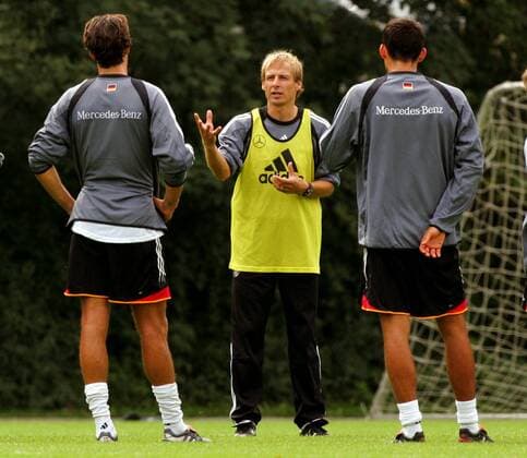 Bundestrainer Jürgen Klinsmann (2.v.re.) erläutert Kevin Kuranyi (re.) und Michael Ballack (alle Deutschland) eine Übung Fußball Herren Nationalmannschaft 2004, Nationalteam, Training, Vorbereitung Gruppe Frankfurt M.