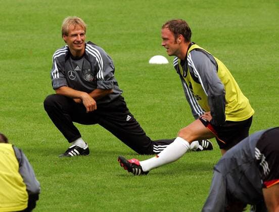 Bundestrainer Jürgen Klinsmann (li.) unterhält sich während der Dehnungsübungen mit Fabian Ernst (beide Deutschland) Fußball Herren Nationalmannschaft 2004, Nationalteam, Training, Vorbereitung Gruppe Frankfurt M.